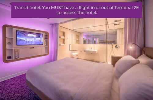 Postel nebo postele na pokoji v ubytování YOTELAIR Paris CDG - Transit Hotel - Terminal 2E