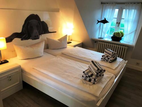 een slaapkamer met een bed met een hondenkop aan de muur bij Robin Hood in Kampen