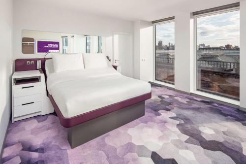 Un pat sau paturi într-o cameră la YOTEL Glasgow