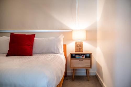 Giường trong phòng chung tại Burraneer - Freycinet Holiday Houses