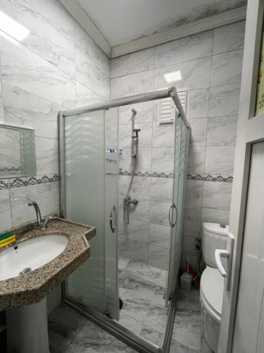 y baño con ducha, lavabo y aseo. en Villa Park Apart en Estambul