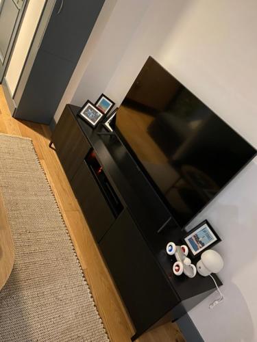 - une table noire avec une télévision au dernier étage dans l'établissement Appartement de standing 4 étoiles plage Pereire à pied 100m, à Arcachon