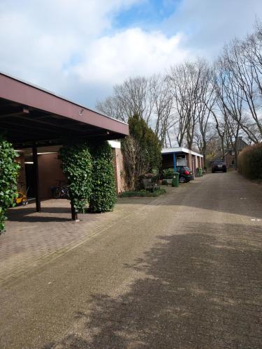 een lege parkeerplaats naast een gebouw bij B&B de Sluis in Rosmalen