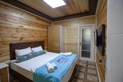Кровать или кровати в номере Çakıroğlu Villa Kent