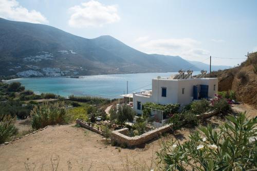 ein Haus auf einem Hügel mit Seeblick in der Unterkunft Amorgi Studios in Aegiali