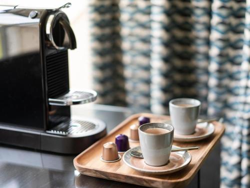 Příslušenství pro přípravu čaje a kávy v ubytování Clandeboye Lodge Hotel