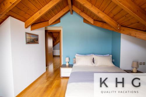 een slaapkamer met een kingsize bed en houten plafonds bij Terraced Maisonette in Argostoli! in Argostoli