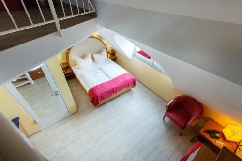 an overhead view of a bedroom with a bed at Hotel am Schillerpark in Esslingen