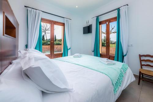 A bed or beds in a room at S'Hort Can Capità