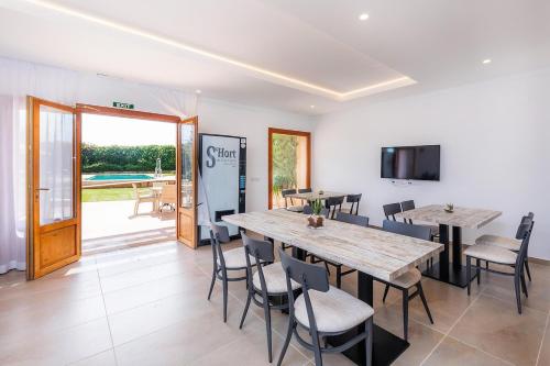 a dining room with a table and chairs at S'Hort Can Capità in Ariany