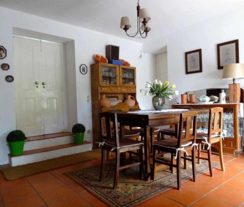 ein Esszimmer mit einem Tisch und einigen Stühlen in der Unterkunft Casa dos Pocinhos Férias tranquilas no campo in Torres Novas
