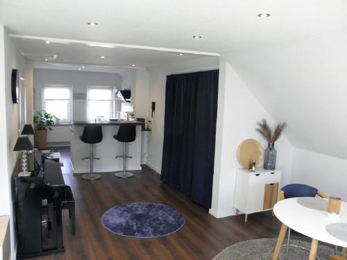 a living room with a kitchen and a dining room at Altstadtwohnung in Verden