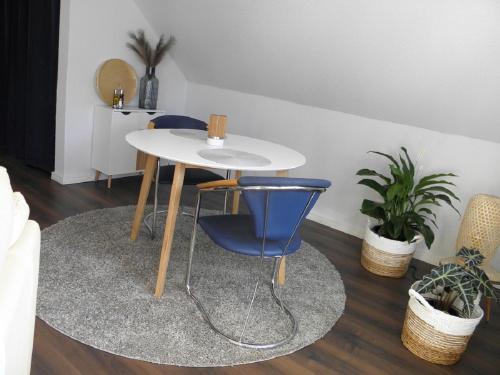 a table and chairs in a room with plants at Altstadtwohnung in Verden
