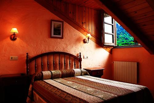 Un pat sau paturi într-o cameră la Hostal Casa Lacreu
