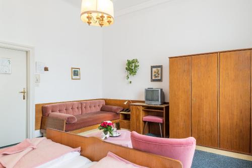 a living room with a couch and a table at Pension Neuer Markt in Vienna