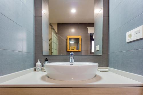 A bathroom at RentalSevilla Virgen de Loreto