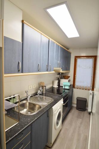 a kitchen with a sink and a washing machine at Apartamento Encanto Tarazona in Tarazona de Aragón
