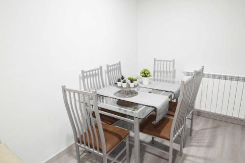 mesa de comedor con sillas, mesa blanca y sillón en Apartamento Encanto Tarazona, en Tarazona de Aragón