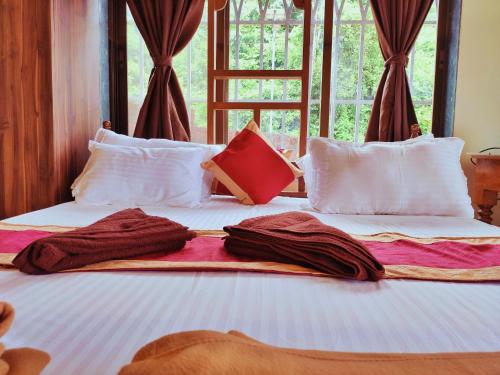 En eller flere senge i et værelse på The SKYi County Dapoli
