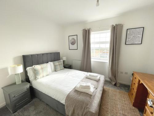 sypialnia z łóżkiem i oknem w obiekcie Home Crowd Luxury Apartments w mieście Doncaster