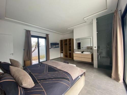 Ένα ή περισσότερα κρεβάτια σε δωμάτιο στο Villa softsun