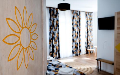 a room with a painting of a flower on a wall at Conacul Olarilor in Baia de Fier