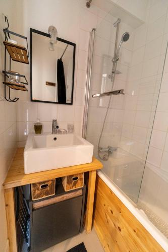 une salle de bain avec un lavabo et une douche dans l'établissement La Promesse, à Honfleur