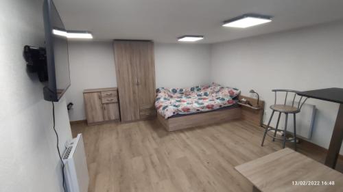 Postel nebo postele na pokoji v ubytování Studio Deluxe Marc - hébergement de tourisme classé avec parking gratuit