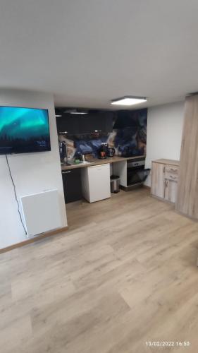 une pièce avec une télévision à écran plat sur un mur dans l'établissement Studio Deluxe Marc - hébergement de tourisme classé avec parking gratuit, à Strasbourg