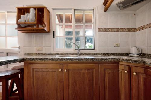 een keuken met een wastafel en een raam bij Casa El Cardon B2 in Buenavista del Norte
