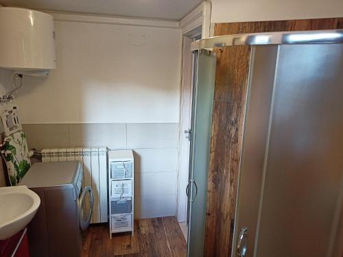 a small bathroom with a sink and a refrigerator at Ca Matley in Mestre