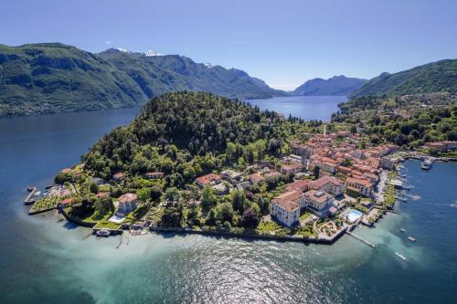 una isla en medio de un cuerpo de agua en Apartment just close to the Lake in Bellagio, en Bellagio