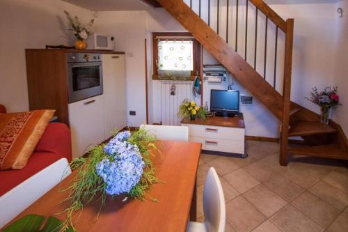 Una sala de estar con una mesa con flores. en Apartment just close to the Lake in Bellagio, en Bellagio