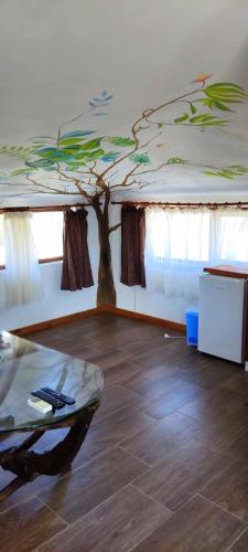 um quarto com uma árvore pintada no tecto em АПАРТАМЕНТ АРГАНТОНЕ em Sinemorets