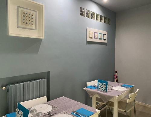 een eetkamer met 2 tafels en 2 stoelen bij Enna Inn Centro in Enna