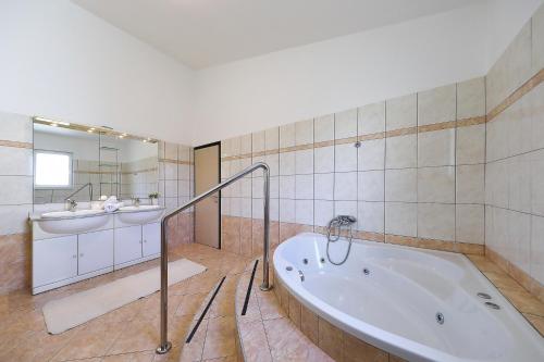 ein großes Bad mit einer Badewanne und einem Waschbecken in der Unterkunft Casa Duje in Zadar