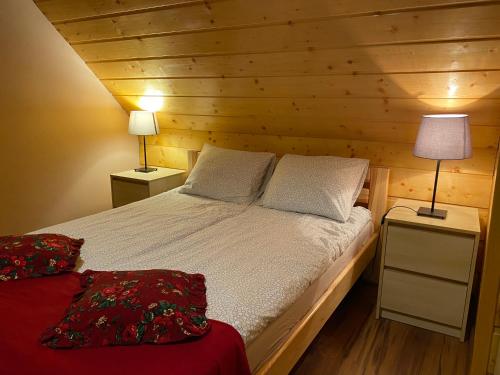 מיטה או מיטות בחדר ב-Babie Domki