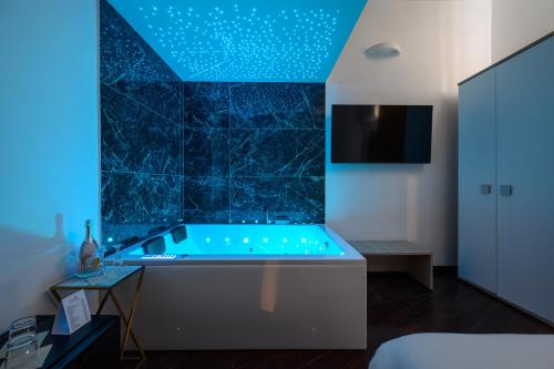 ein Badezimmer mit einer Badewanne mit blauer Decke in der Unterkunft Relais Incantesimo Vaticano in Rom
