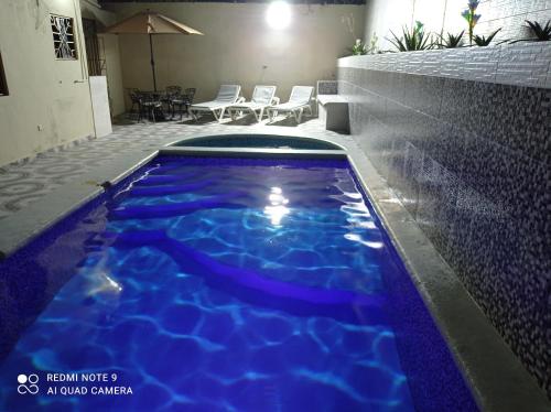 Kolam renang di atau di dekat Casa con piscina ideal para ti y los tuyos.