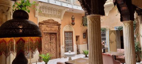 een grote kamer met een grote deur in een gebouw bij Riad Armelle in Marrakesh