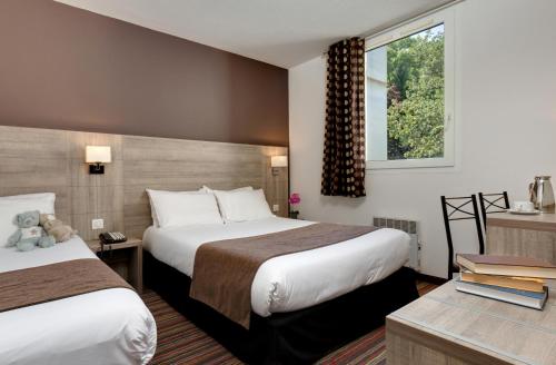 Кровать или кровати в номере Hôtel Beau Site