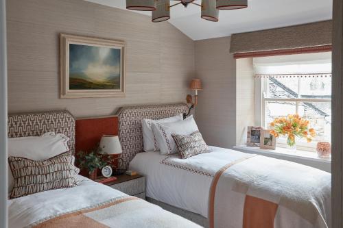 - une chambre avec 2 lits et une fenêtre dans l'établissement Little Nut Cottage, à Ambleside