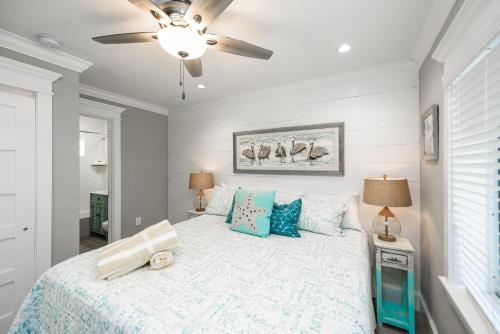 1 dormitorio con 1 cama y ventilador de techo en Tropical Breeze Resort, en Sarasota