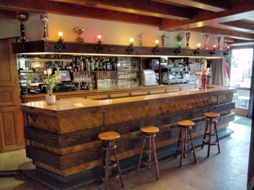 a bar with stools in a room at Le Relais des Sites in Faverolles