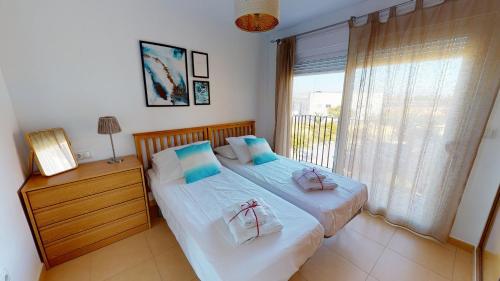 een slaapkamer met een bed met twee handdoeken erop bij Casa Espliego G-A Murcia Holiday Rentals Property in Torre-Pacheco
