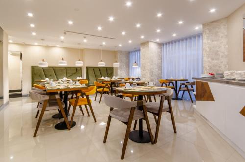 a restaurant with tables and chairs in a room at Hotel Duas Nações in Lisbon