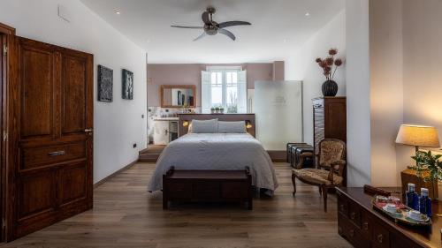 サラゴサにあるFinca Almenara de Copauのベッドルーム1室(ベッド1台、テーブル、椅子付)