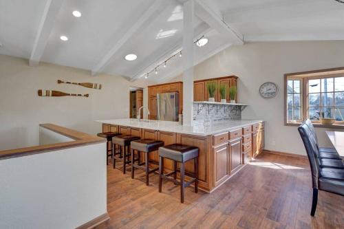 una cocina con isla con taburetes de bar en Bayside Beach House, en Burlington