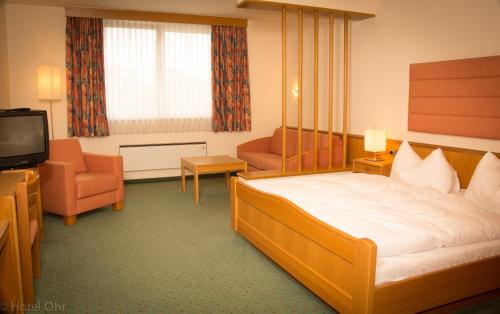 a hotel room with a bed and a television at Gasthof OHR in Eisenstadt