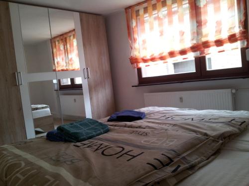 ein Schlafzimmer mit einem Bett mit einem nicht verschlafen Schild darauf in der Unterkunft Apartement Victoria in Swisttal